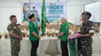 Photo. Darman Matara (mantan PC GP Ansor Boltim) menyerahkan Pataka Ansor kepada Saipul Amrin sebagai PC GP Ansor Boltim periode 2025 - 2029