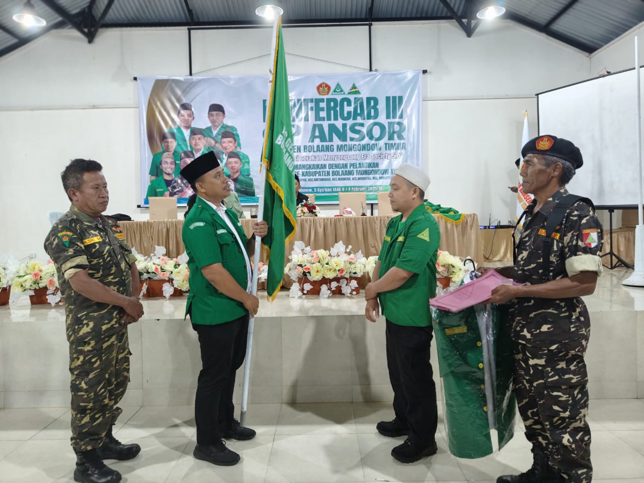 Photo. Darman Matara (mantan PC GP Ansor Boltim) menyerahkan Pataka Ansor kepada Saipul Amrin sebagai PC GP Ansor Boltim periode 2025 - 2029