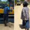 Photo. Proses pengaspalqn (kanan), Perempuan asal Desa Buntalo saat mengekspresikan kebahagiaanya saat memyaksikan proses pengaspalan jalan Bunato _Bumbung.